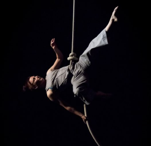 Tarn Scully performing corde lisse